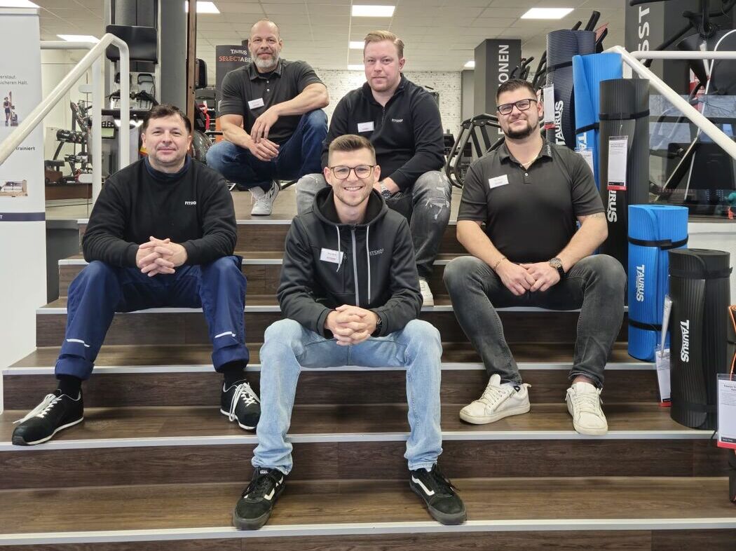 Fitnessraum mit neuen, modernen Geräten